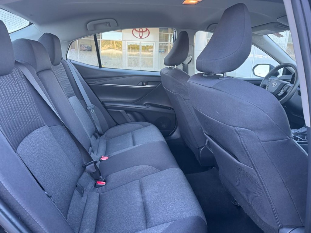 Toyota Camry Vehicle Full-screen Gallery Image 11