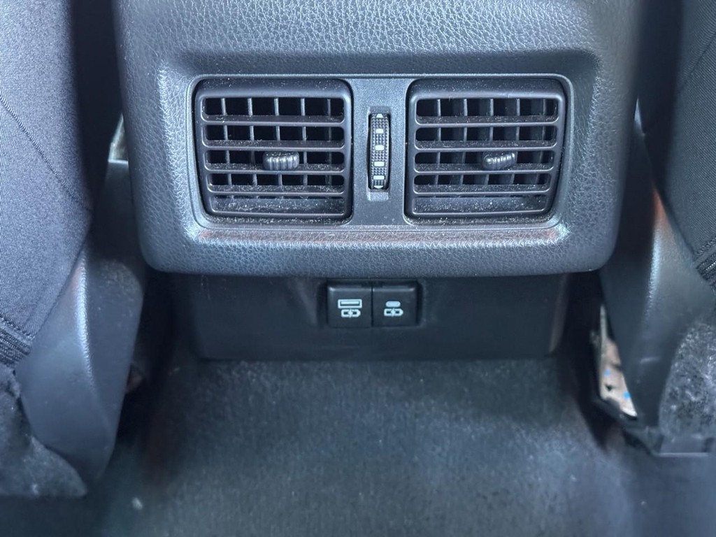 Toyota Camry Vehicle Full-screen Gallery Image 12