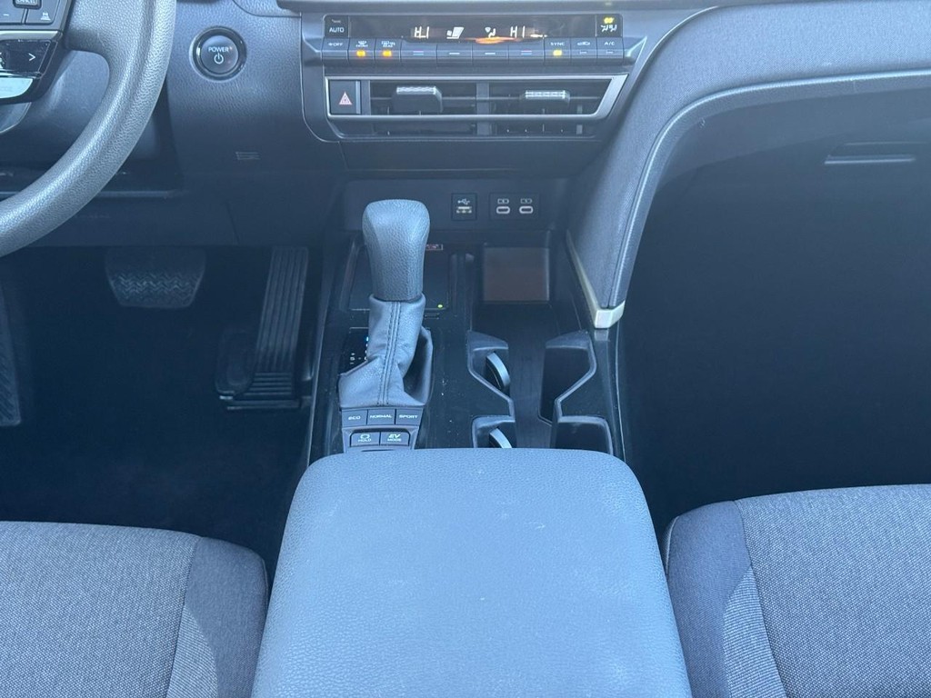 Toyota Camry Vehicle Full-screen Gallery Image 16