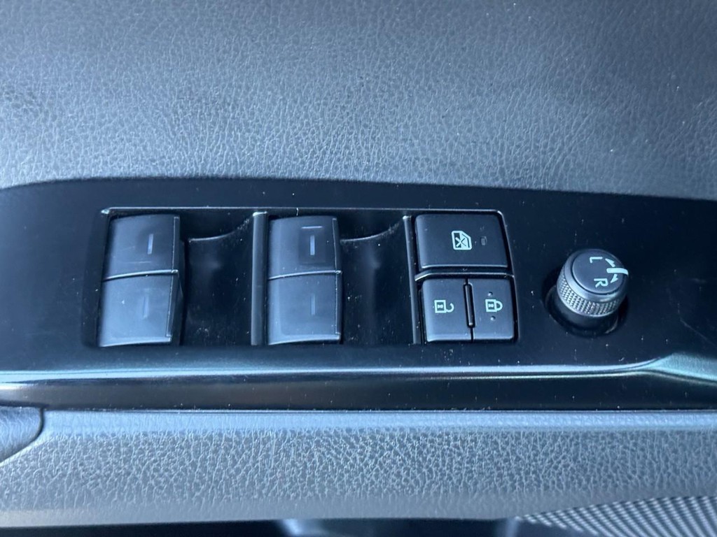 Toyota Camry Vehicle Full-screen Gallery Image 17