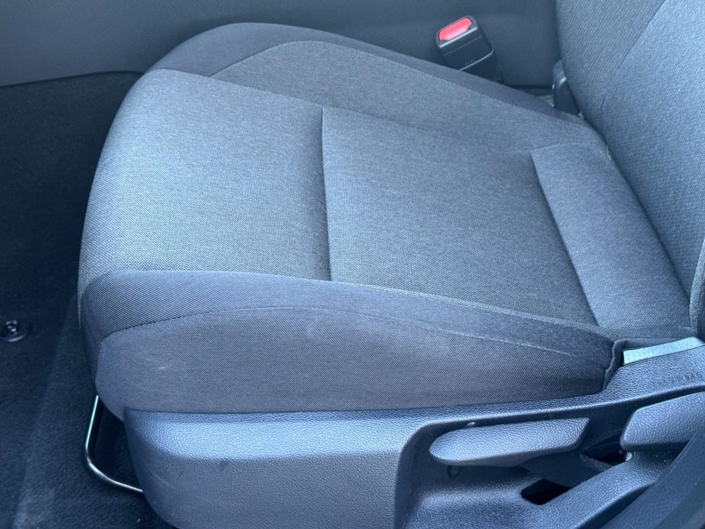Toyota Camry Vehicle Full-screen Gallery Image 18