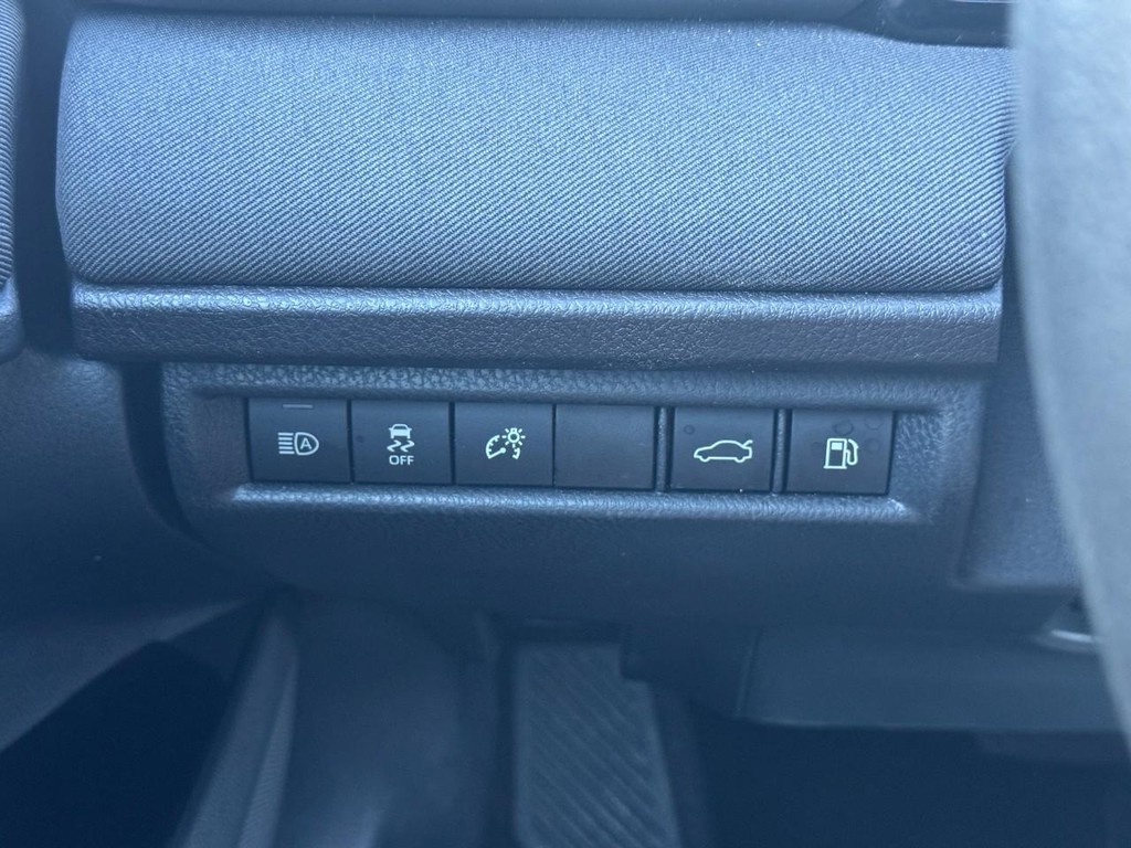 Toyota Camry Vehicle Full-screen Gallery Image 19