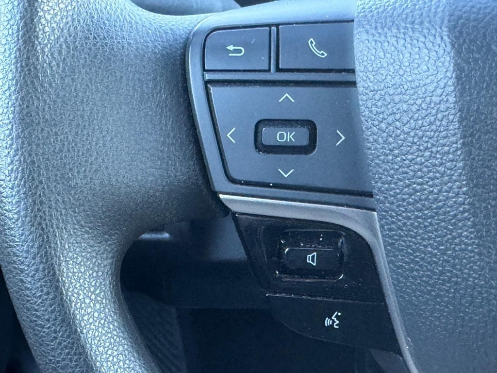 Toyota Camry Vehicle Full-screen Gallery Image 20
