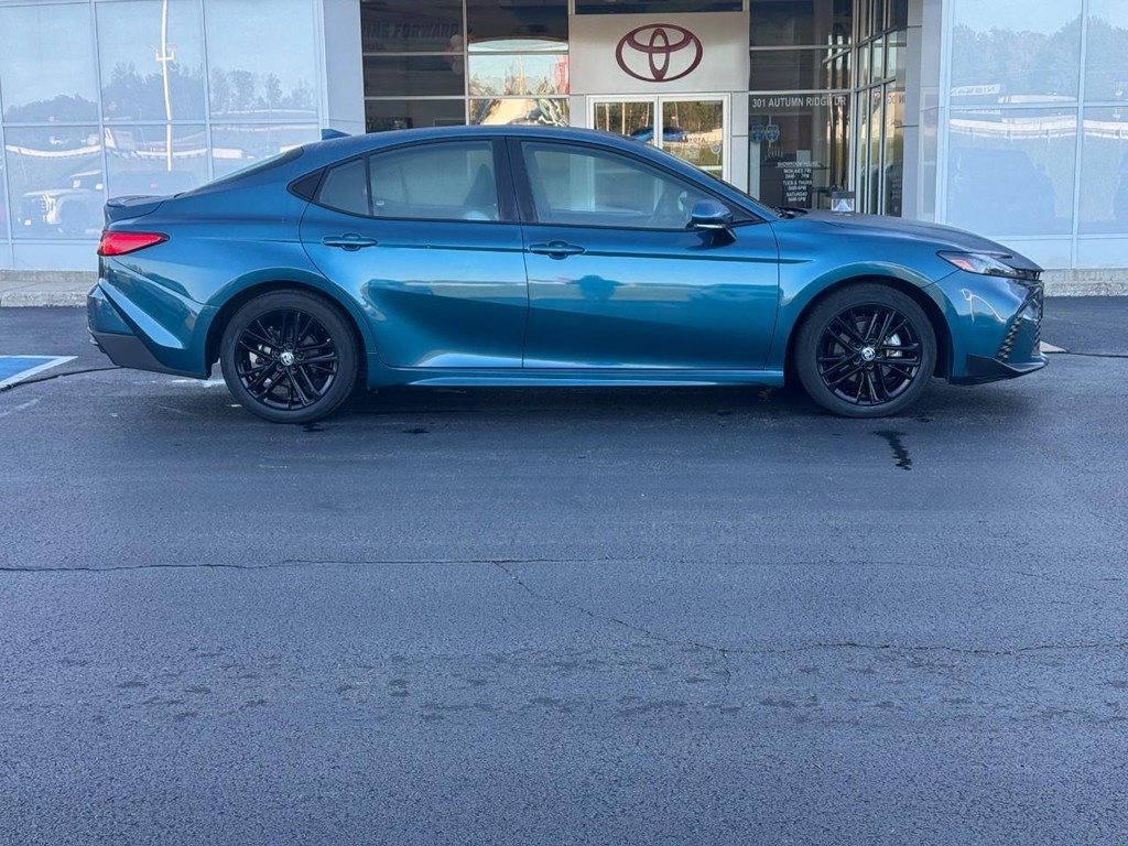 Toyota Camry Vehicle Full-screen Gallery Image 2