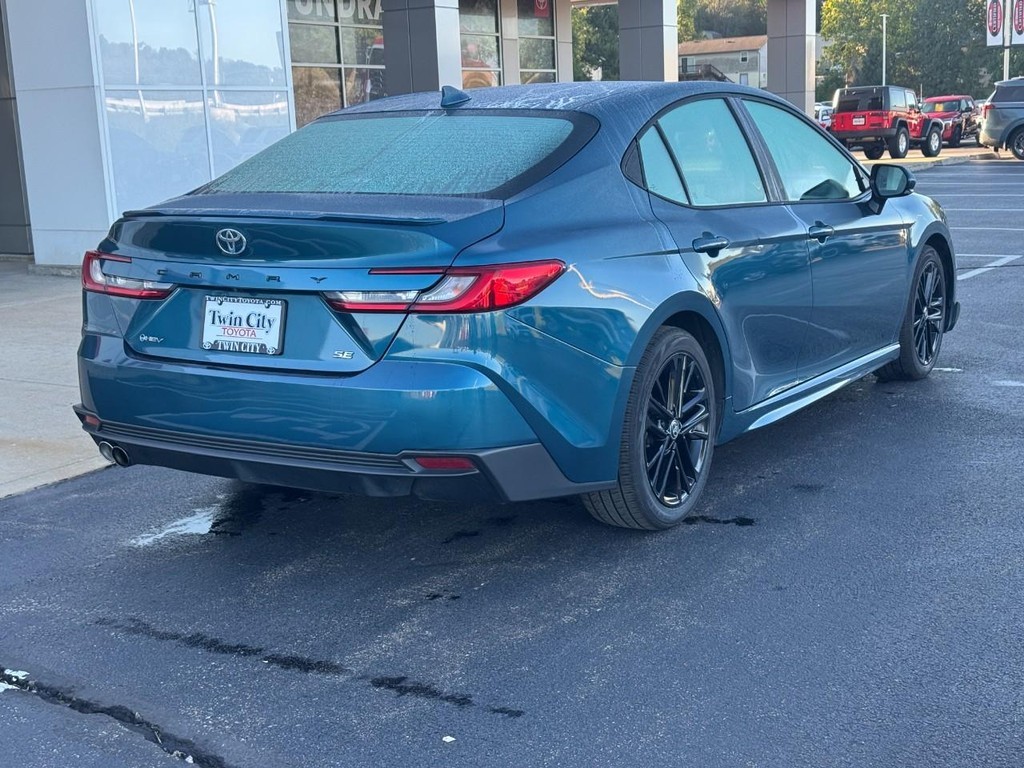 Toyota Camry Vehicle Full-screen Gallery Image 3