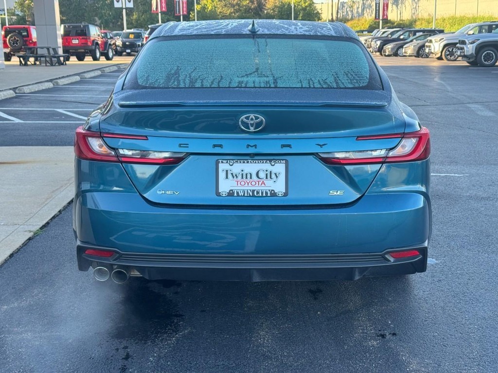 Toyota Camry Vehicle Full-screen Gallery Image 4