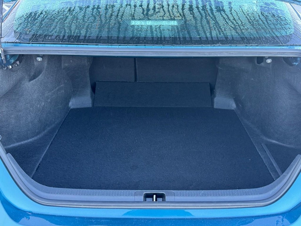 Toyota Camry Vehicle Full-screen Gallery Image 6