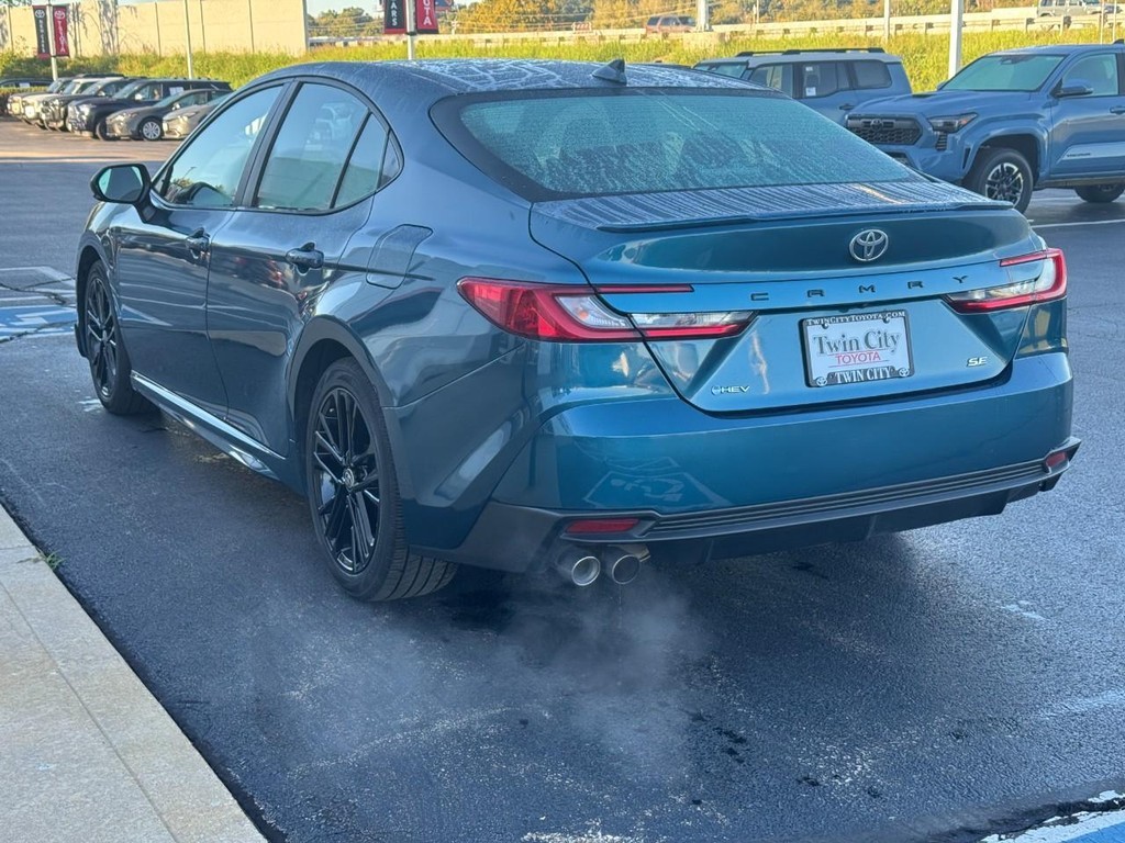 Toyota Camry Vehicle Full-screen Gallery Image 7