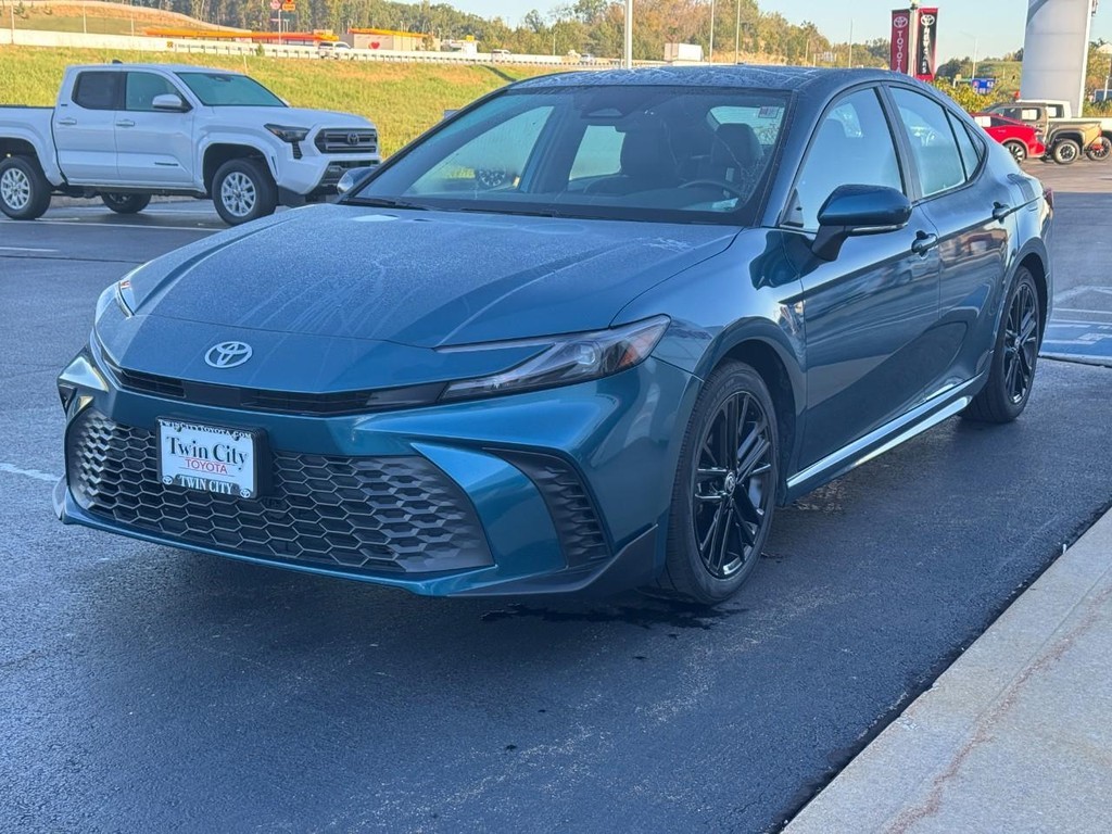 Toyota Camry Vehicle Full-screen Gallery Image 9