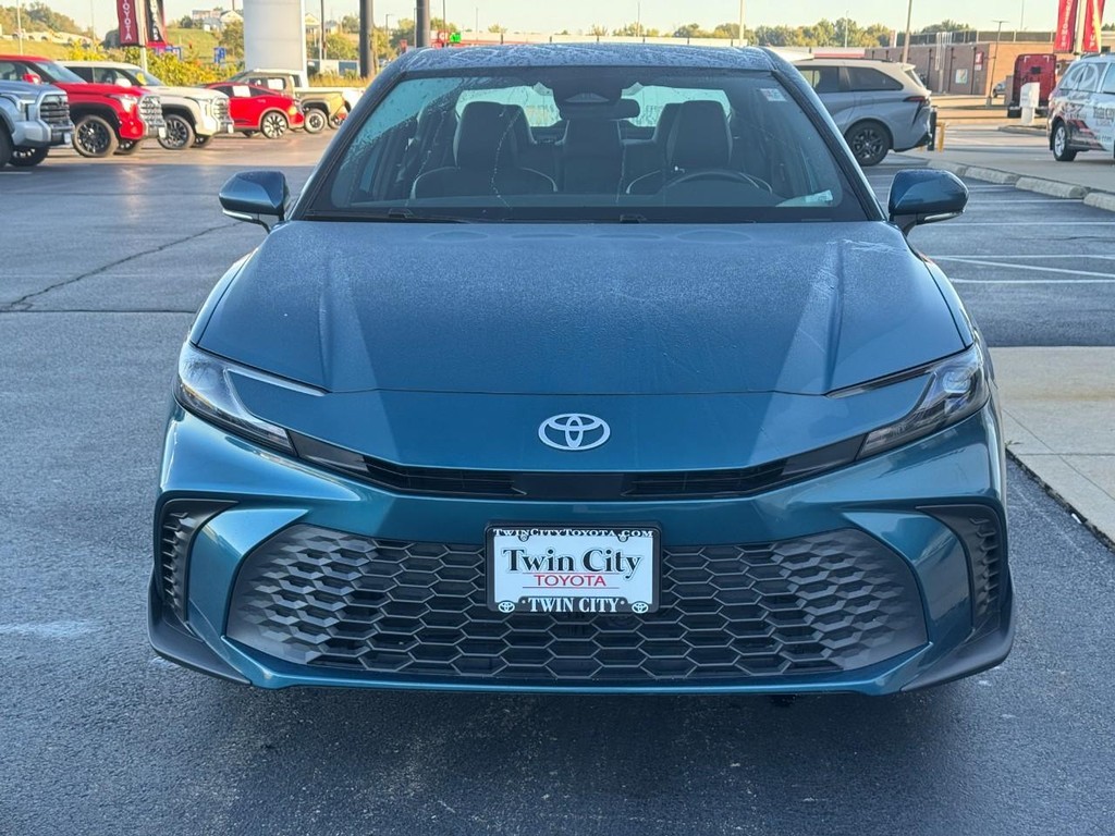 Toyota Camry Vehicle Full-screen Gallery Image 10