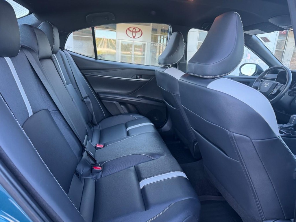 Toyota Camry Vehicle Full-screen Gallery Image 11
