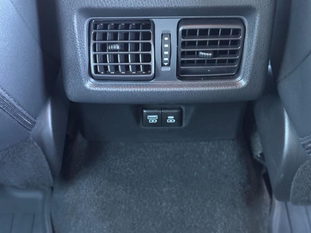 Toyota Camry Vehicle Full-screen Gallery Image 12