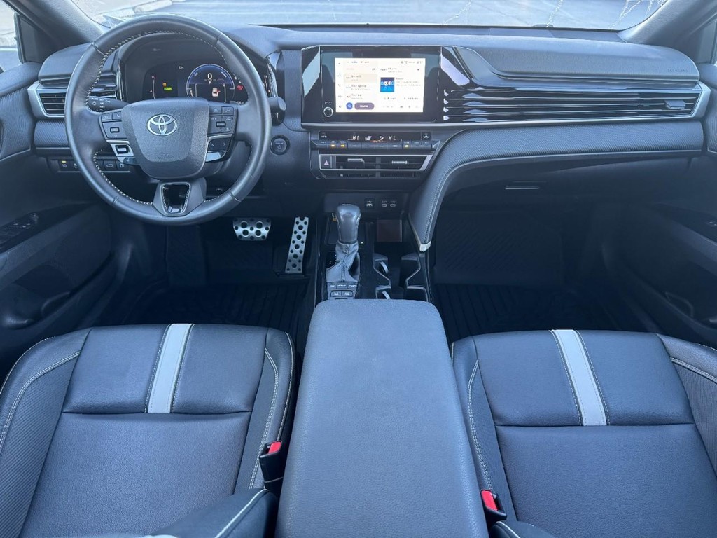 Toyota Camry Vehicle Full-screen Gallery Image 13