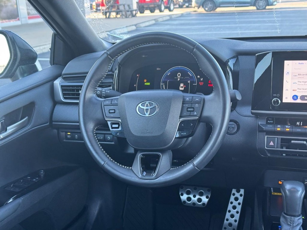 Toyota Camry Vehicle Full-screen Gallery Image 14