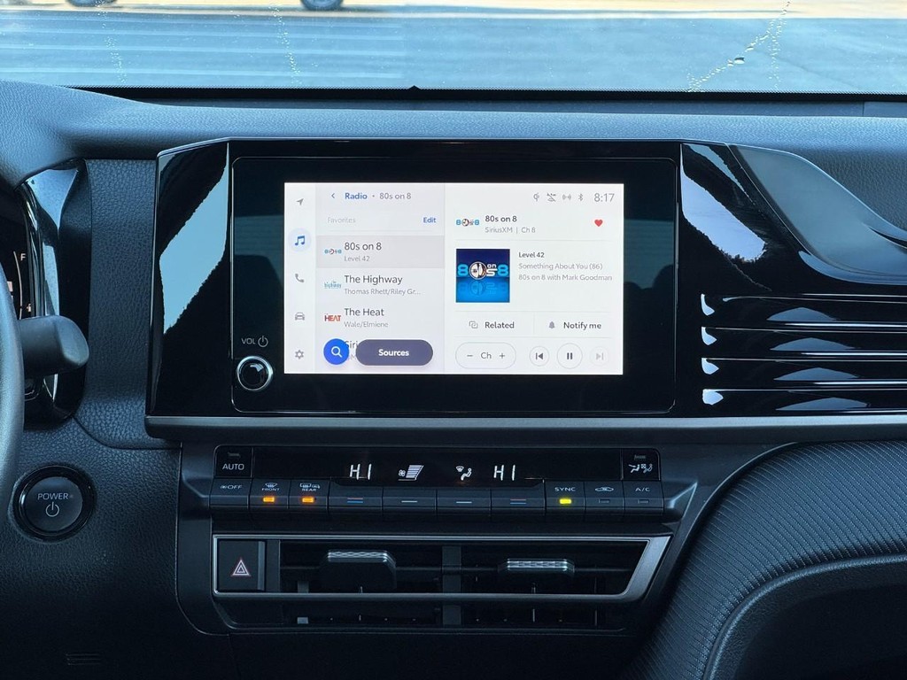 Toyota Camry Vehicle Full-screen Gallery Image 15