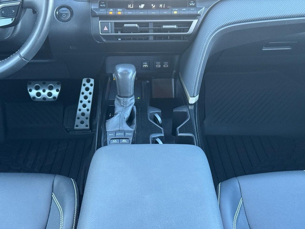 Toyota Camry Vehicle Full-screen Gallery Image 16