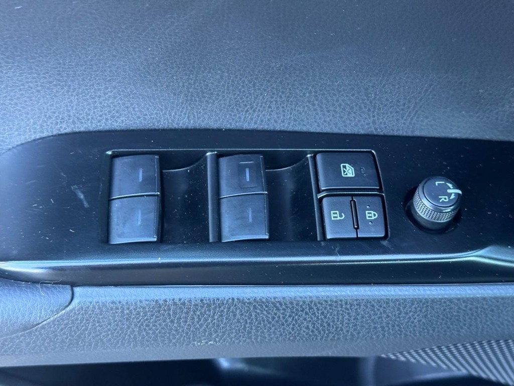 Toyota Camry Vehicle Full-screen Gallery Image 17