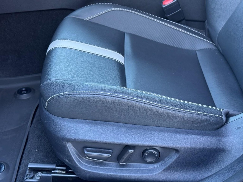 Toyota Camry Vehicle Full-screen Gallery Image 18