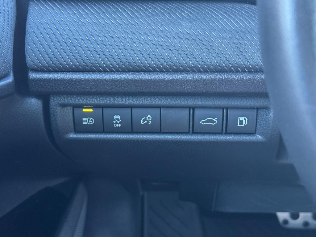 Toyota Camry Vehicle Full-screen Gallery Image 19