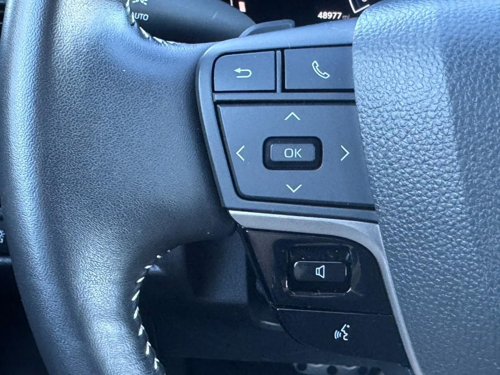 Toyota Camry Vehicle Full-screen Gallery Image 20