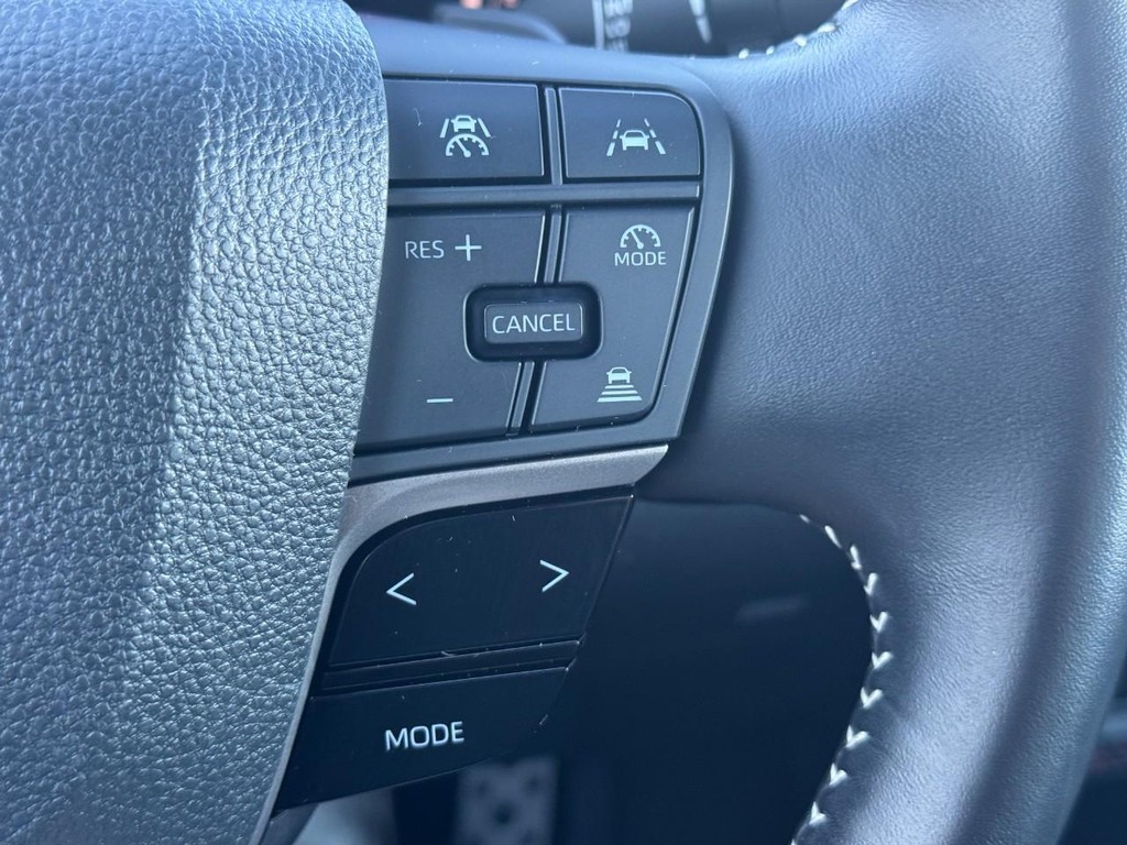 Toyota Camry Vehicle Full-screen Gallery Image 21