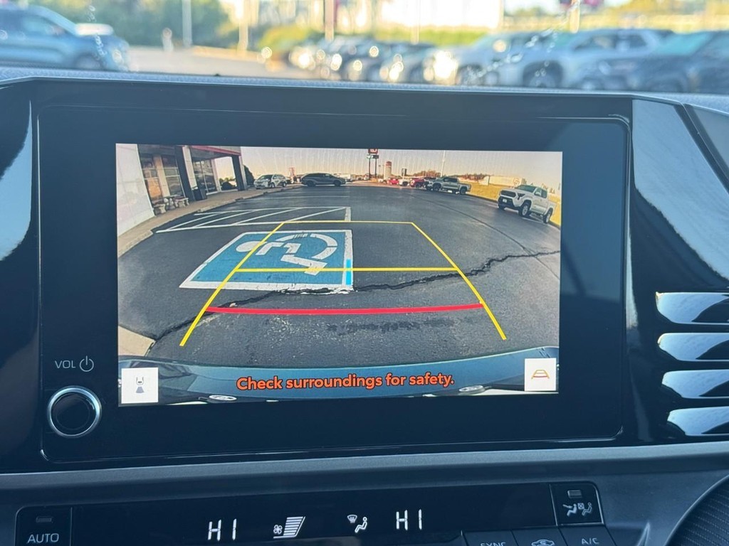 Toyota Camry Vehicle Full-screen Gallery Image 24
