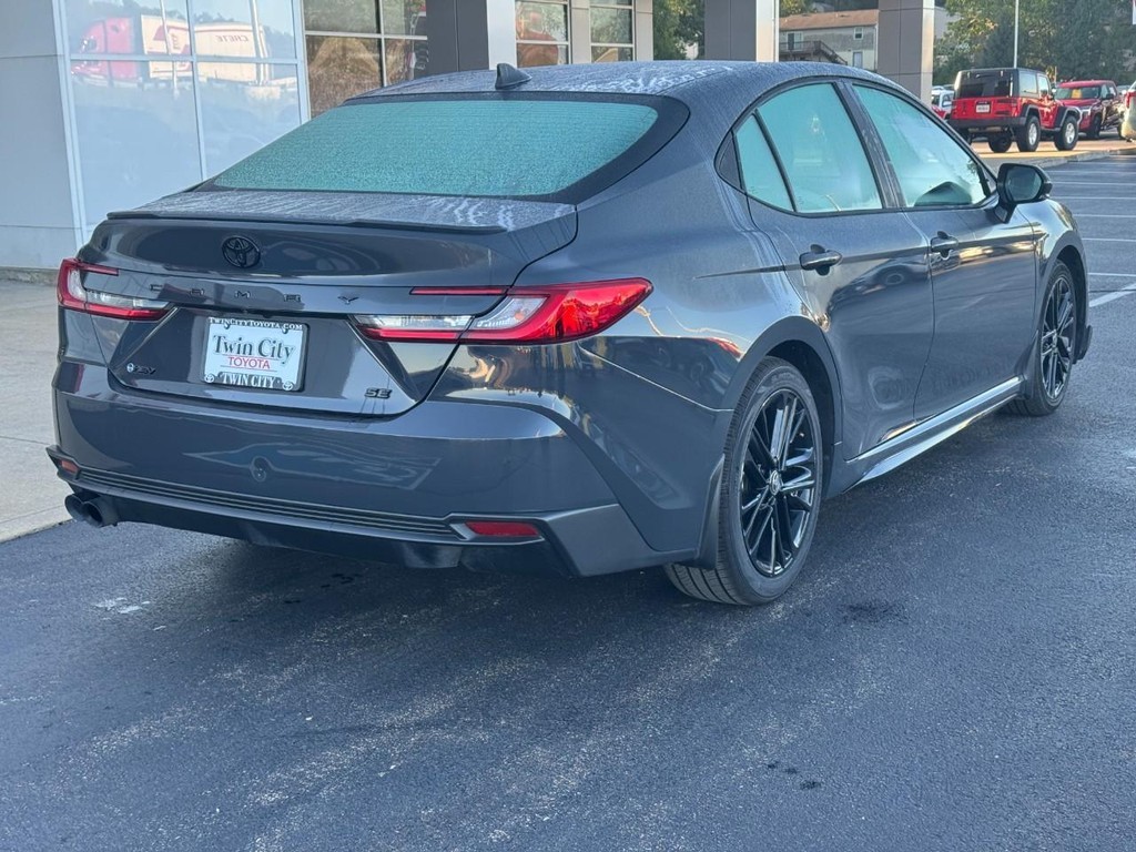 Toyota Camry Vehicle Full-screen Gallery Image 3