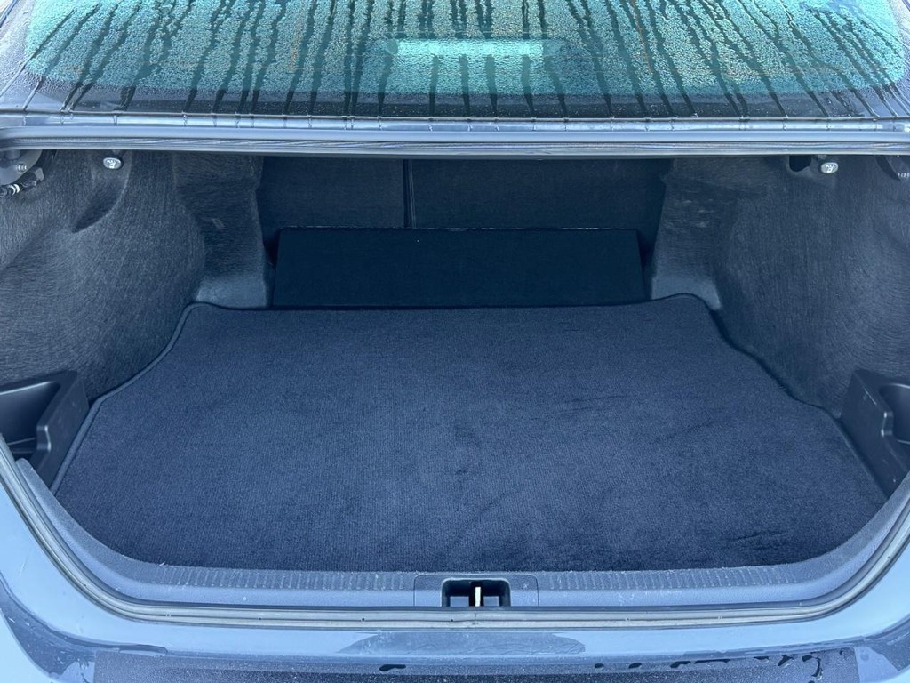 Toyota Camry Vehicle Full-screen Gallery Image 6