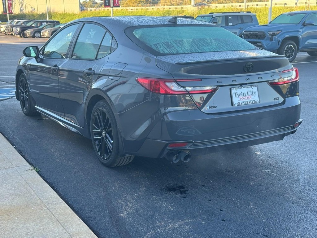 Toyota Camry Vehicle Full-screen Gallery Image 7