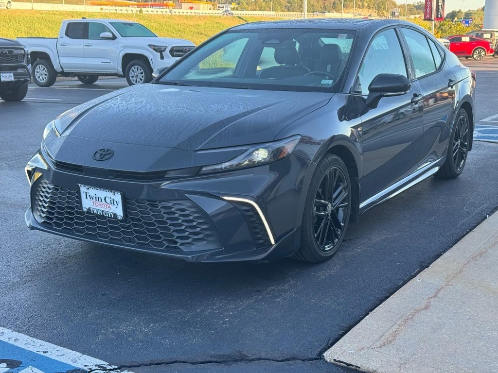 Toyota Camry Vehicle Full-screen Gallery Image 9