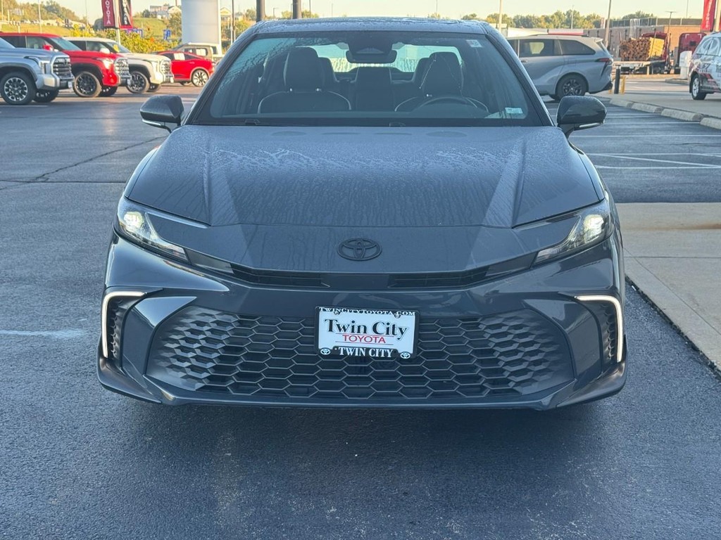 Toyota Camry Vehicle Full-screen Gallery Image 10