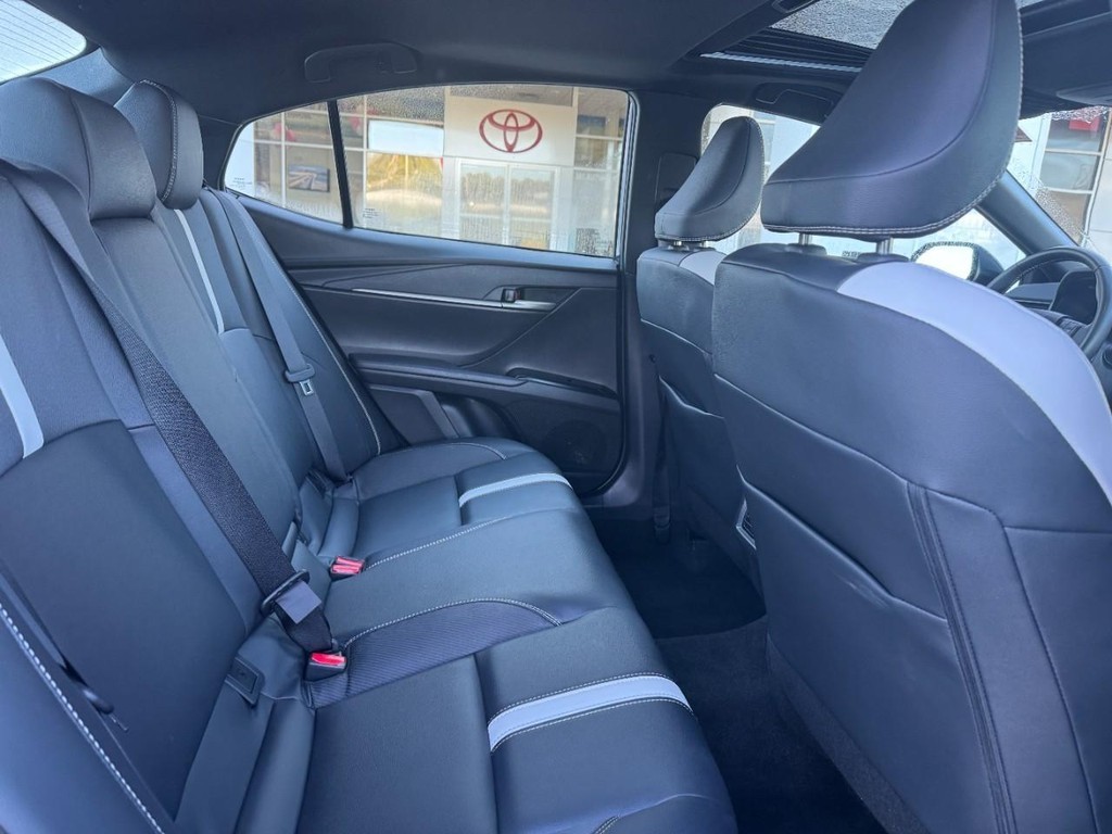 Toyota Camry Vehicle Full-screen Gallery Image 11
