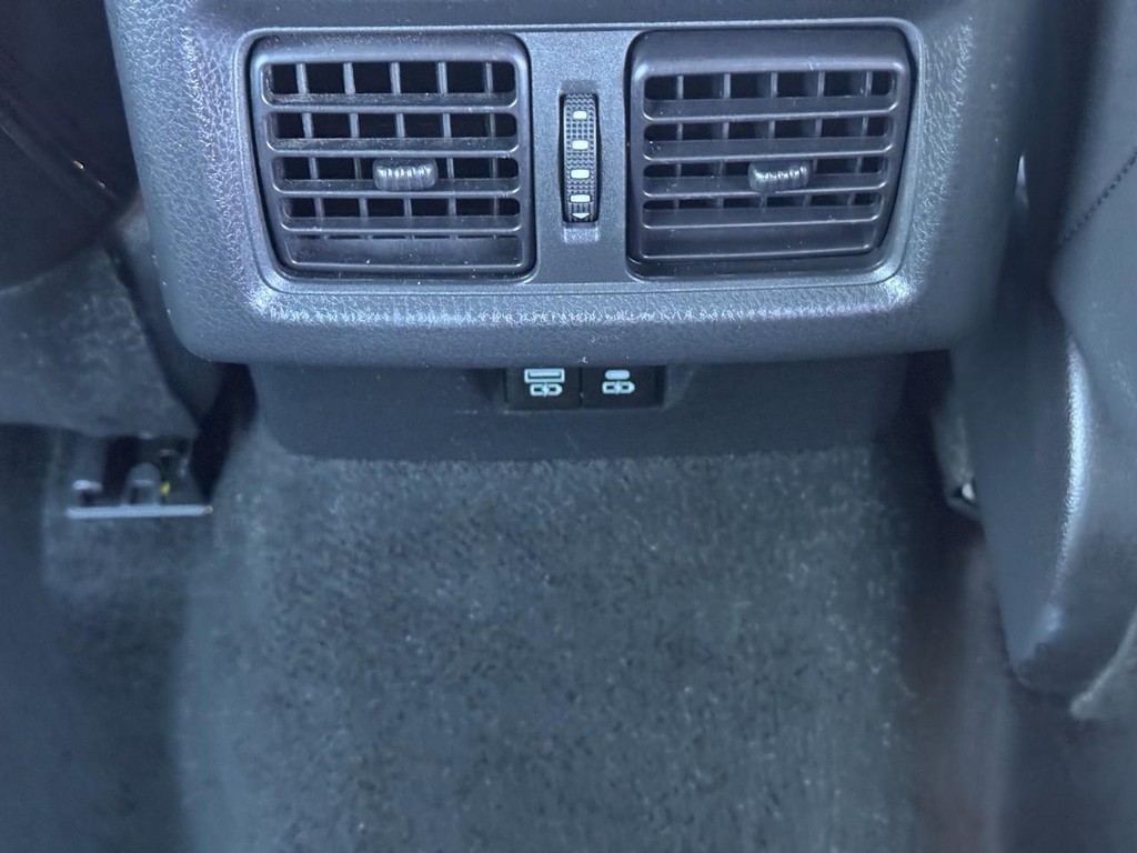 Toyota Camry Vehicle Full-screen Gallery Image 12