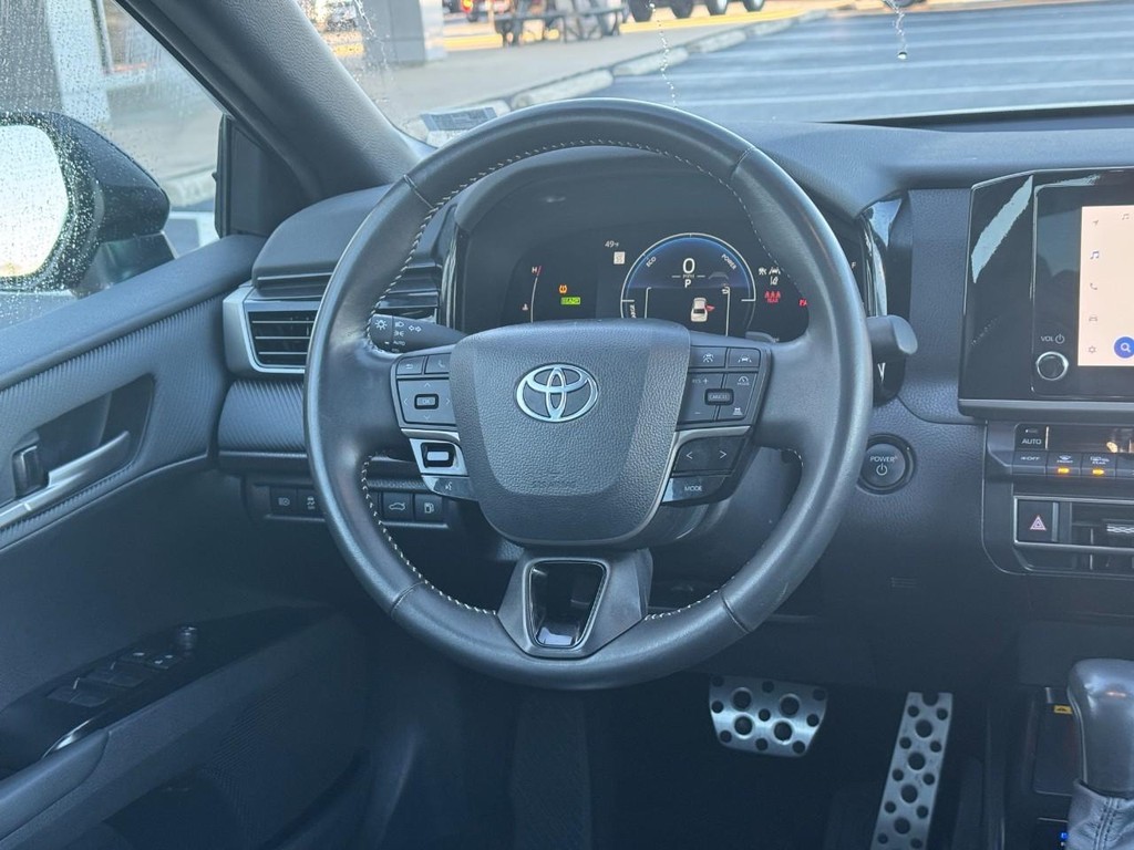 Toyota Camry Vehicle Full-screen Gallery Image 14