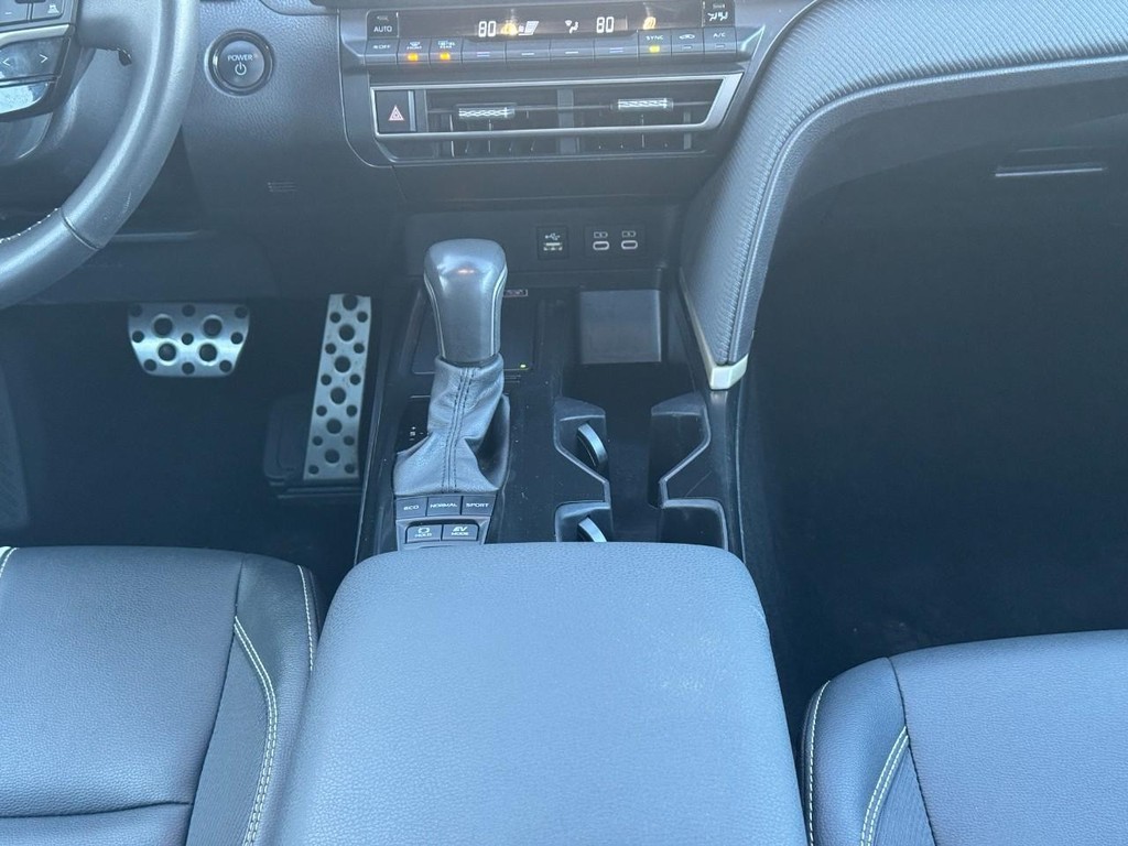 Toyota Camry Vehicle Full-screen Gallery Image 16