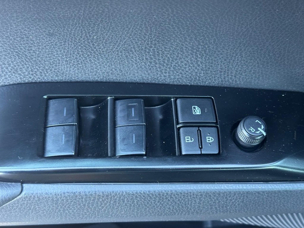 Toyota Camry Vehicle Full-screen Gallery Image 17