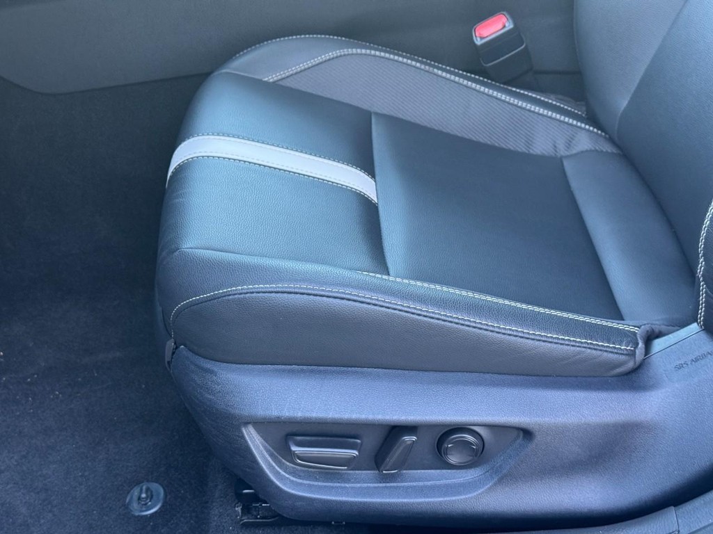 Toyota Camry Vehicle Full-screen Gallery Image 18