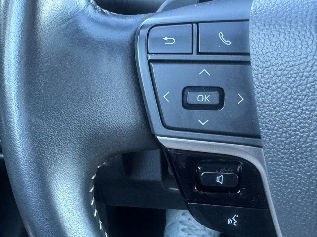 Toyota Camry Vehicle Full-screen Gallery Image 20