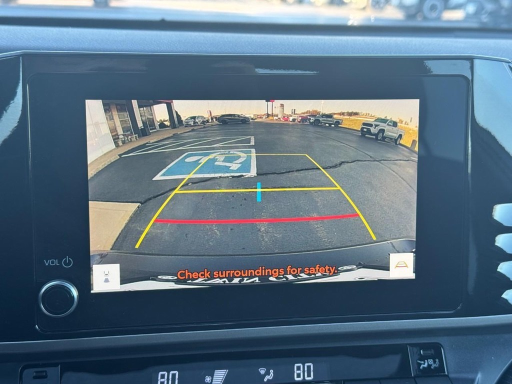 Toyota Camry Vehicle Full-screen Gallery Image 24