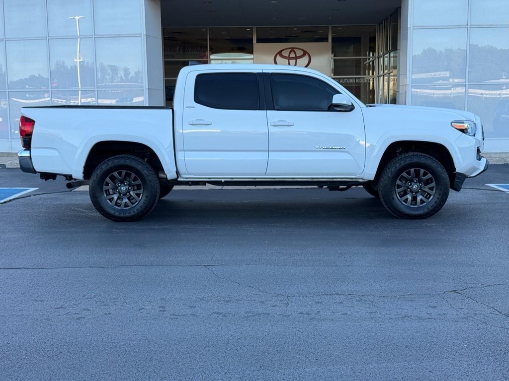 Toyota Tacoma 4WD Vehicle Full-screen Gallery Image 2