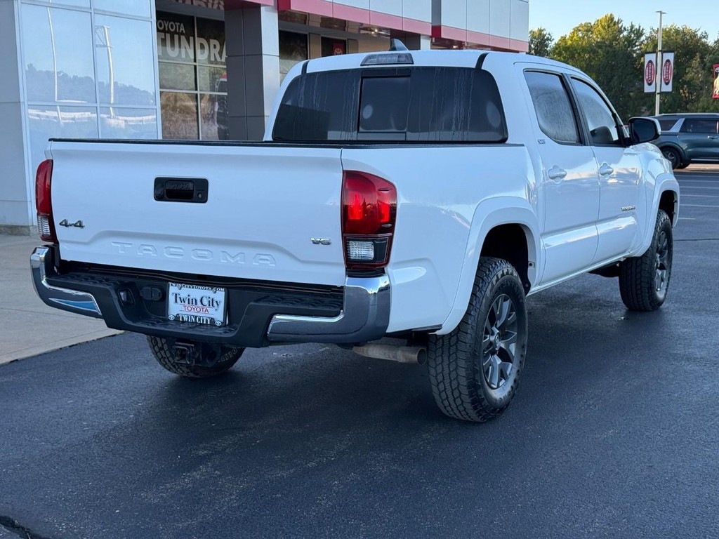 Toyota Tacoma 4WD Vehicle Full-screen Gallery Image 3