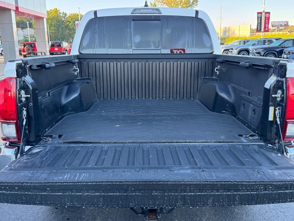 Toyota Tacoma 4WD Vehicle Full-screen Gallery Image 5