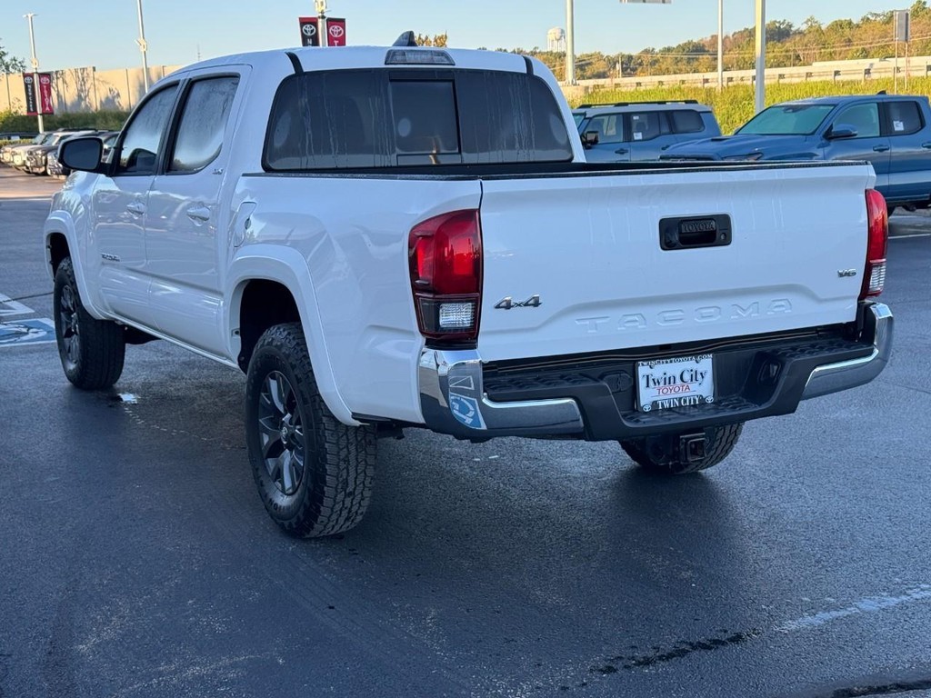 Toyota Tacoma 4WD Vehicle Full-screen Gallery Image 6
