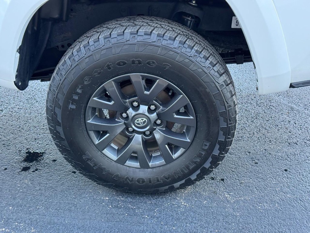 Toyota Tacoma 4WD Vehicle Full-screen Gallery Image 7