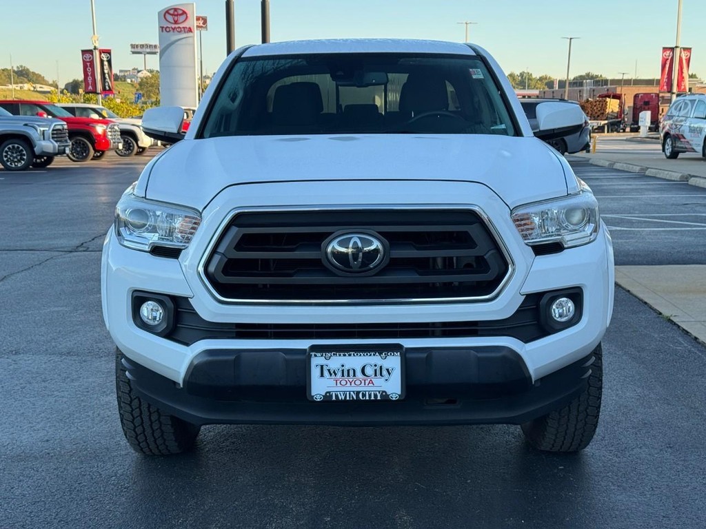 Toyota Tacoma 4WD Vehicle Full-screen Gallery Image 10