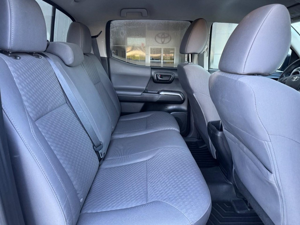 Toyota Tacoma 4WD Vehicle Full-screen Gallery Image 11