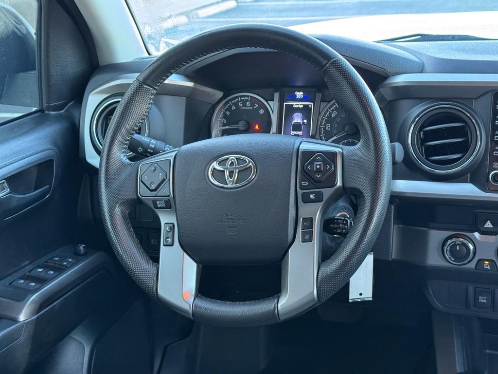 Toyota Tacoma 4WD Vehicle Full-screen Gallery Image 13