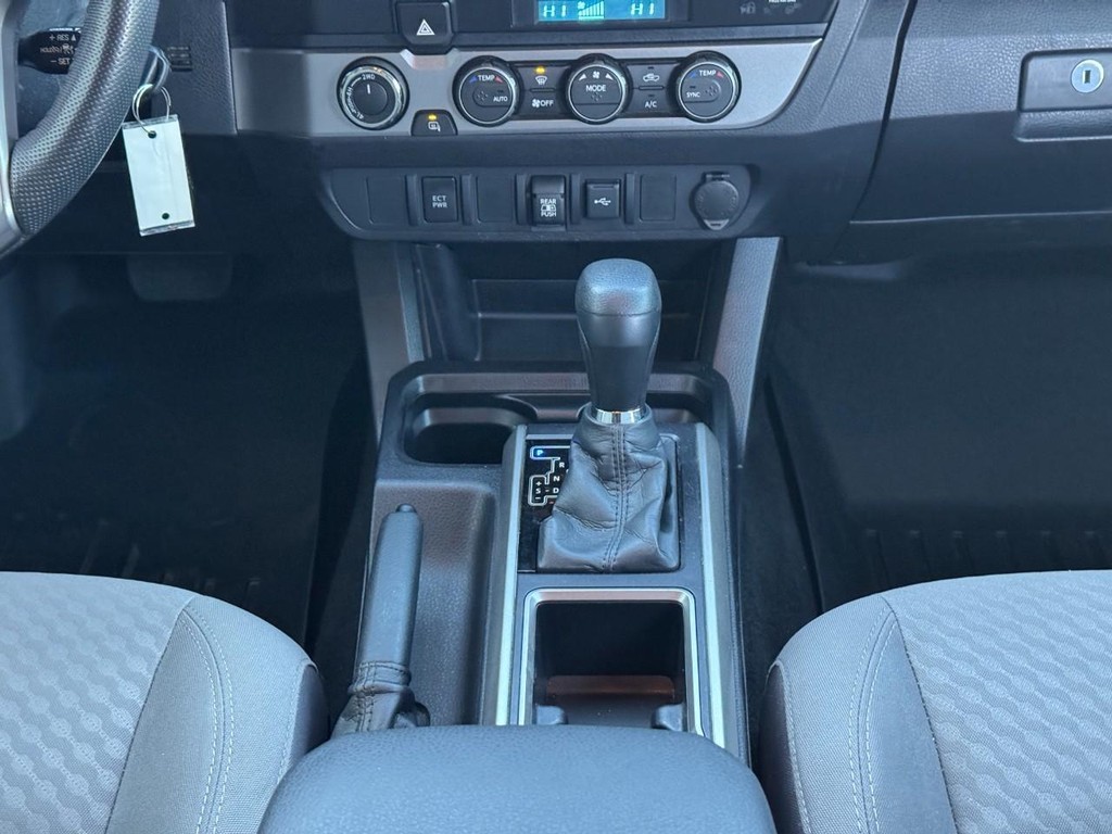 Toyota Tacoma 4WD Vehicle Full-screen Gallery Image 15