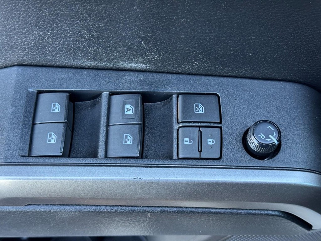 Toyota Tacoma 4WD Vehicle Full-screen Gallery Image 16