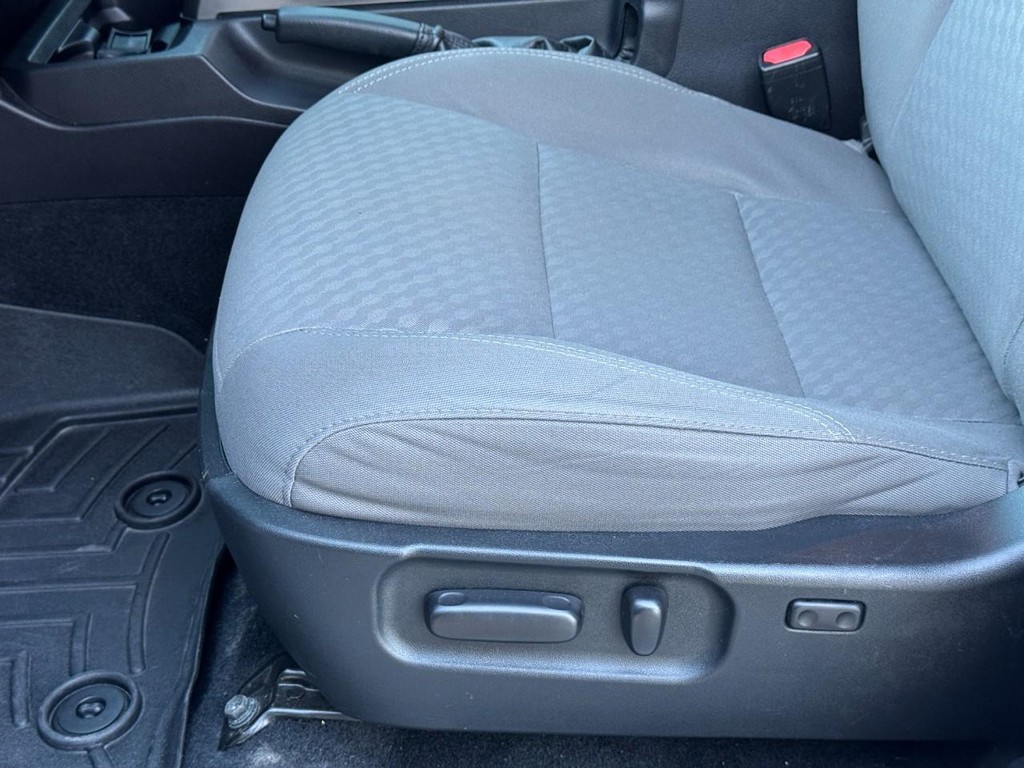 Toyota Tacoma 4WD Vehicle Full-screen Gallery Image 17